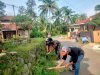 Guna Menjaga Kebersihan Lingkungan, Babinsa Bersama Warga Melaksanakan Kerja Bakti Pembersihan Parit Jalan 