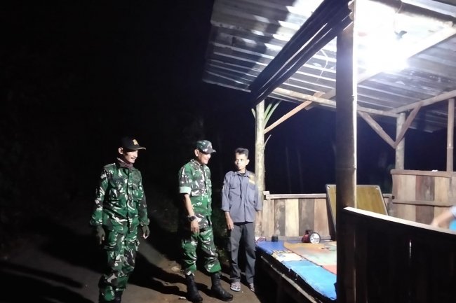 Danposramil Pagedongan Dan Anggota Babinsa Kodim 0704/Bna, Melaksanakan Patroli Malam