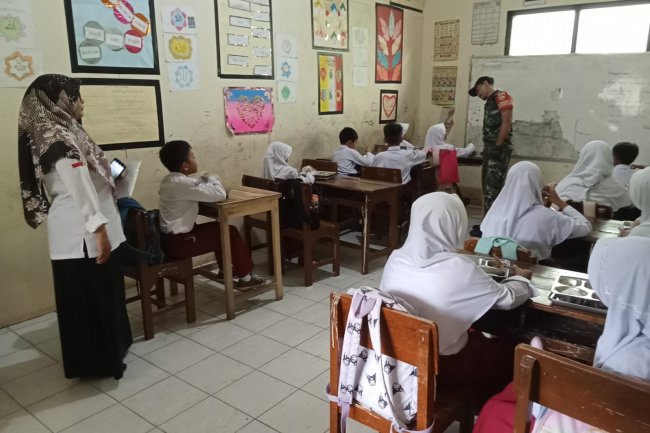 Babinsa Koramil 01 Melaksanakan Pendampingan MBG Di Wilayah Kecamatan Pagedongan
