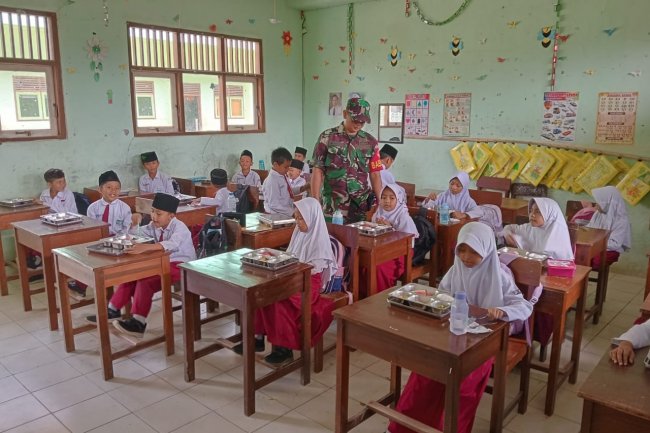2 Orang Anggota Babinsa Koramil 01/Bna Melaksanakan Pendampingan MBG Di Wilayah Kecamatan Pagedongan 