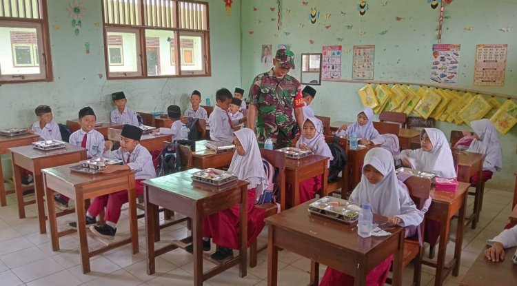 2 Orang Anggota Babinsa Koramil 01/Bna Melaksanakan Pendampingan MBG Di Wilayah Kecamatan Pagedongan 